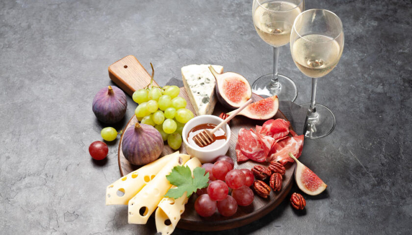 des verres de vin blanc avec plateau apéritif