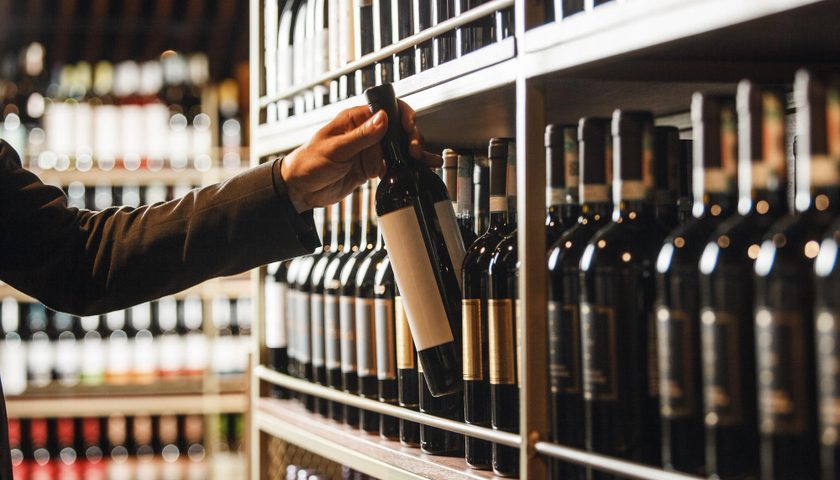 des bouteilles de vins dans un supermarché